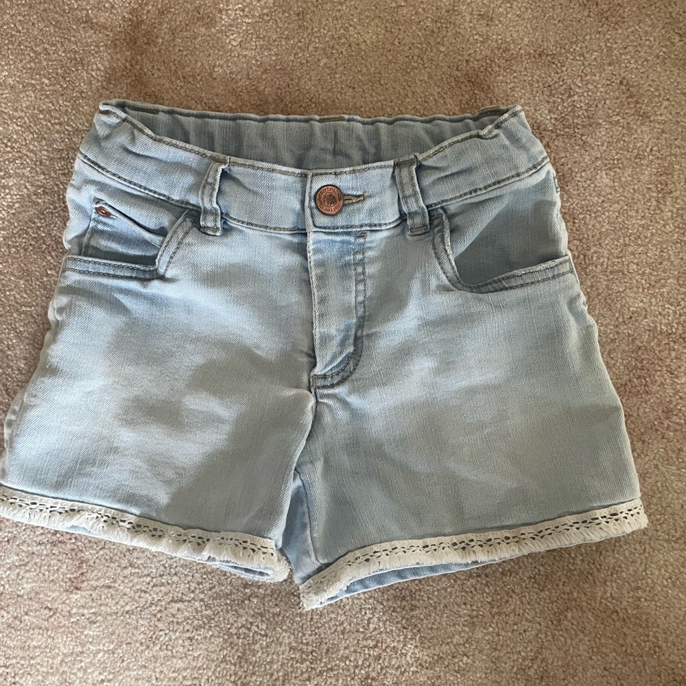 Carter’s kids size 8 jeAn short with lace detail EUC!
